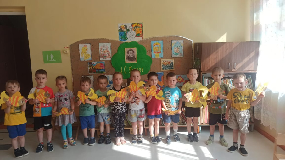 Аппликация «Золотая рыбка» средняя группа Аппликация «Золотая рыбка» средняя группа.